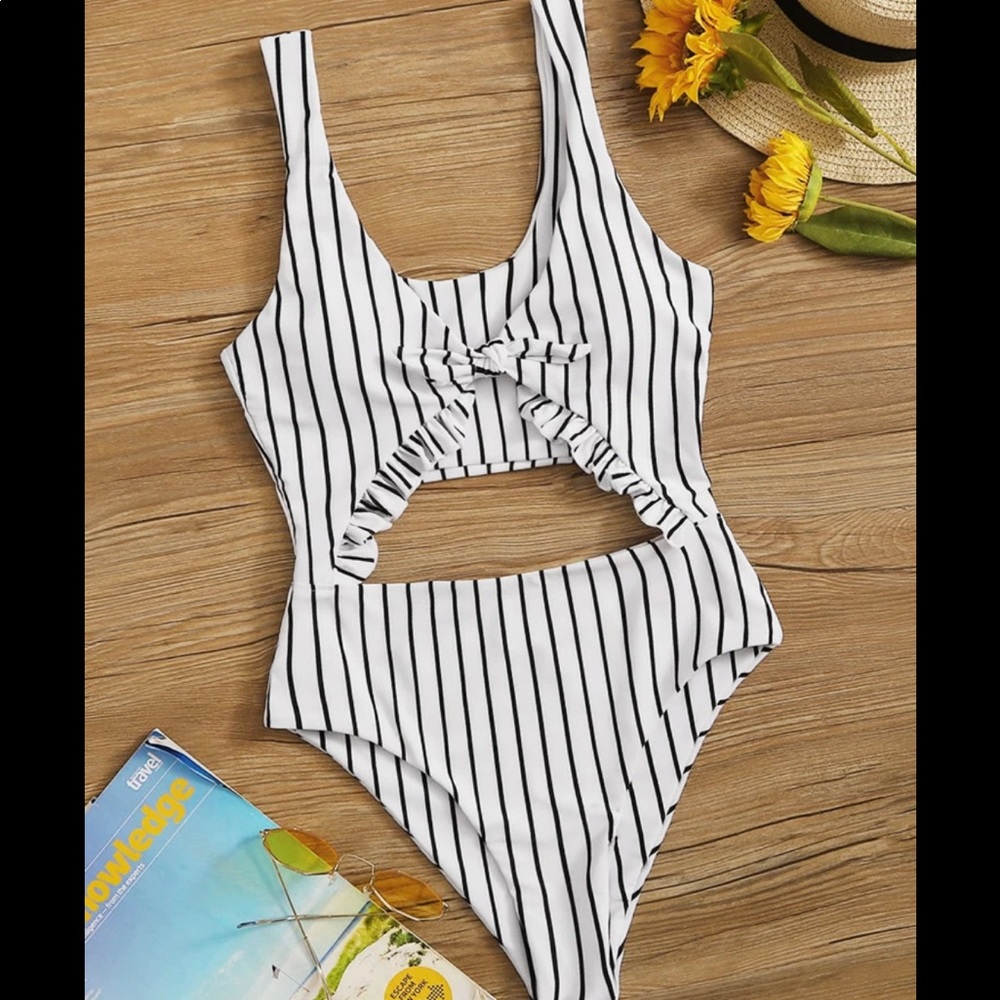 Striped Ruffle Cutout One Piece Swimsuit 🖤